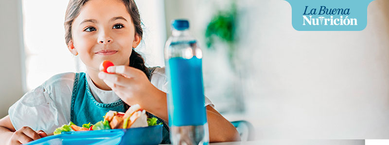 niña con su lonchera saludable